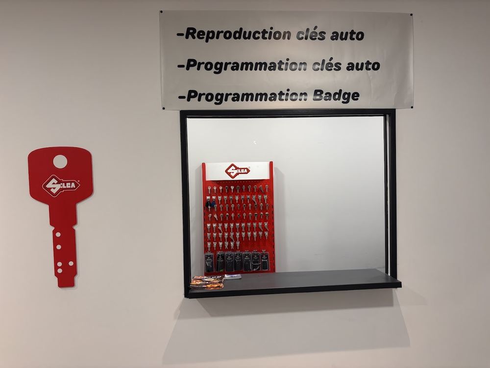 Mur de clés vierges et présentoir de reproduction de clés auto chez JJ Presta